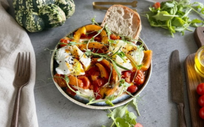 Domowy labneh z jajkami poschè