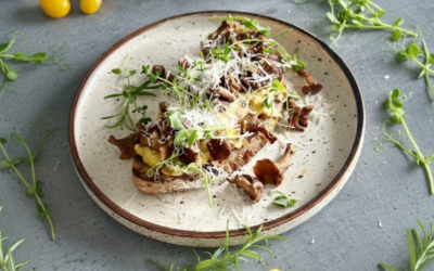 Grzanka z jajecznicą i kurkami