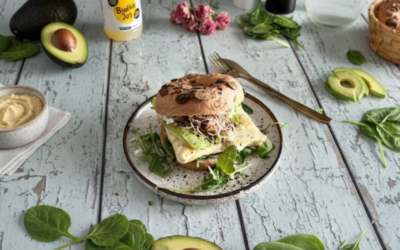 Bajgiel z awokado i omletem