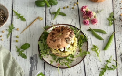 Bajgiel z hummusem z zielonego groszku