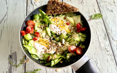 Gniazda z cukinii z jajkami sadzonymi